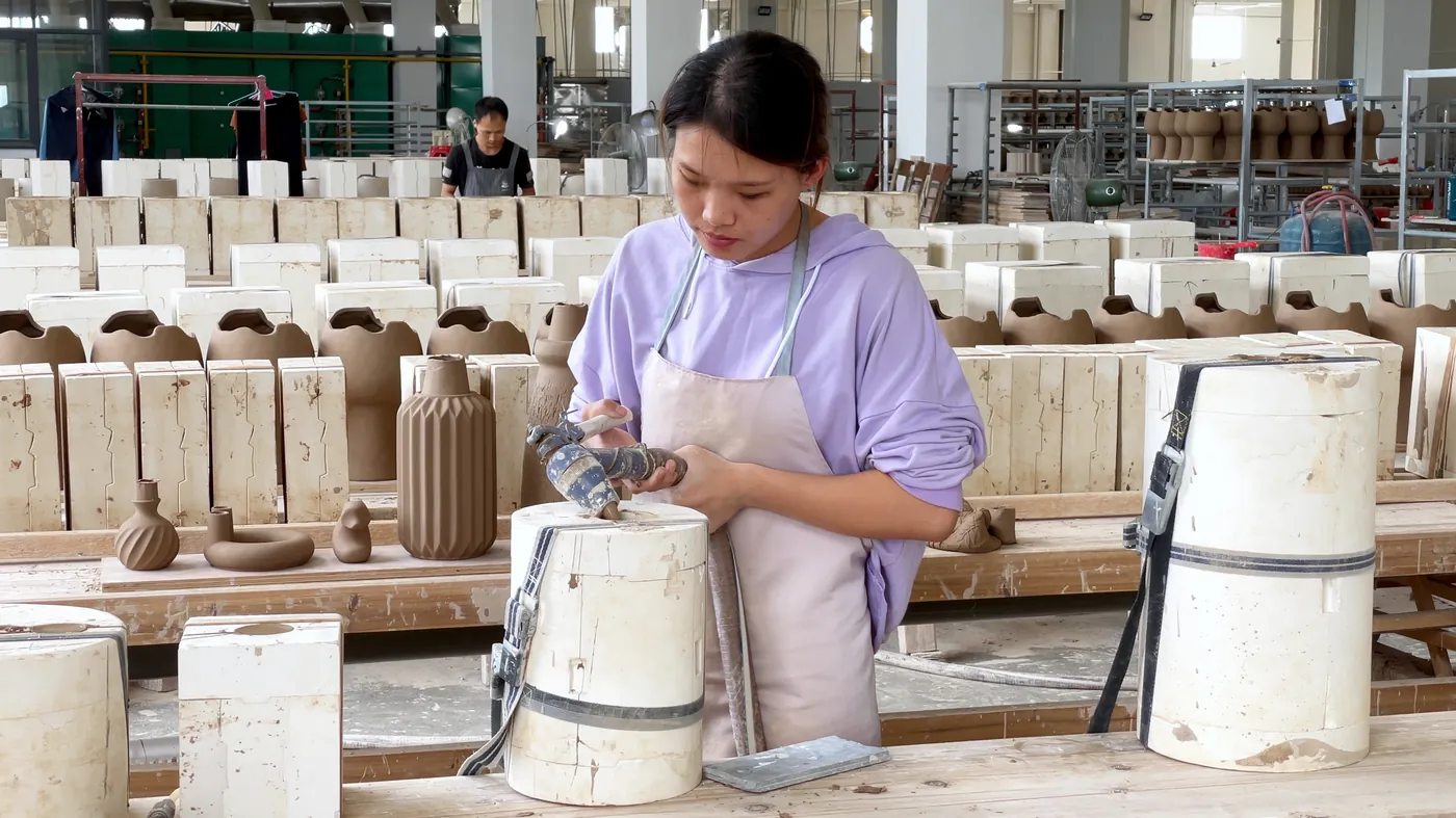 Opening a plaster mould around a fluted vase